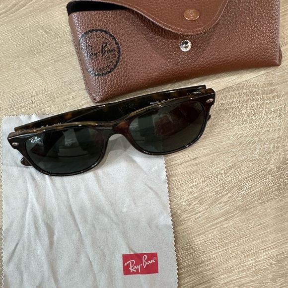 Ray Ban 2132 Wayfarer Polished Tortoise Unisex Sunglasses - Picture 4 of 5